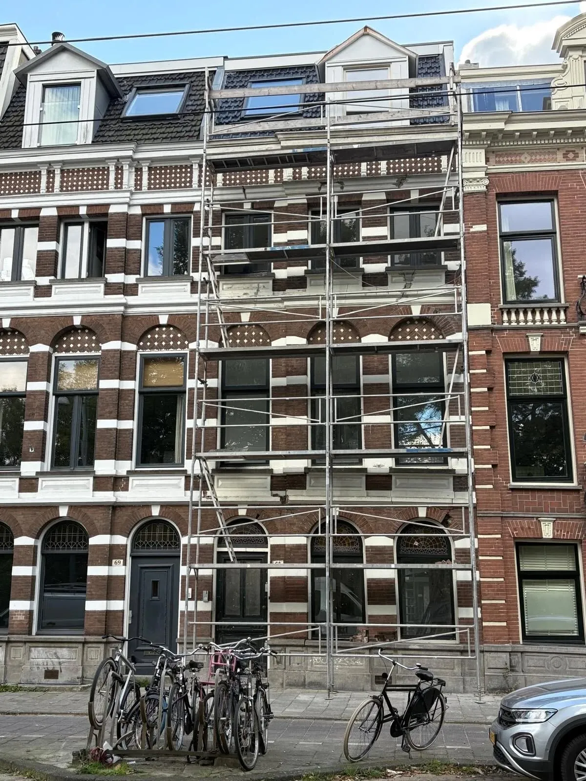 Steiger voorzien van veiligheidsgaas