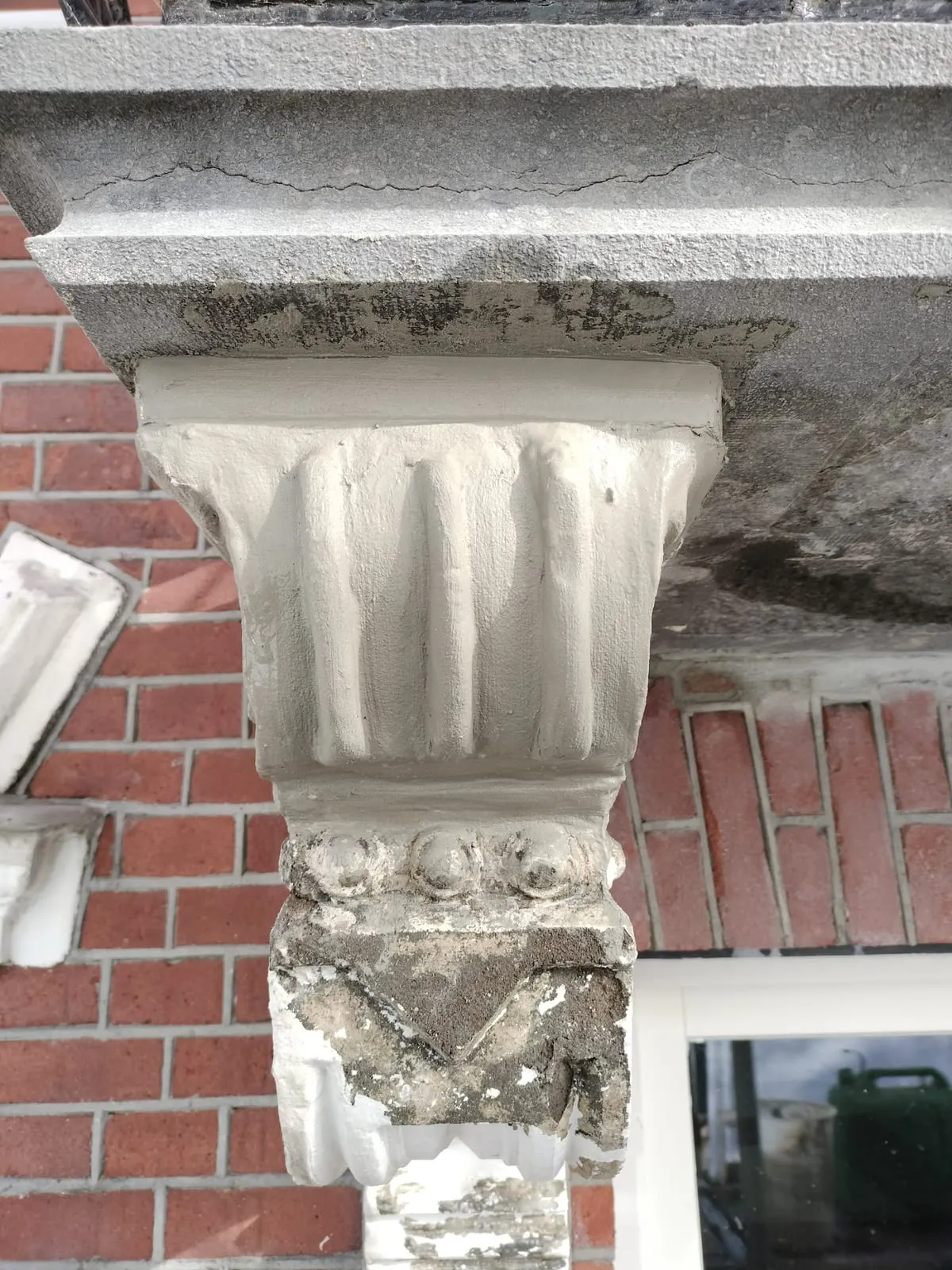 Restauratie van een klassiek gevelornament