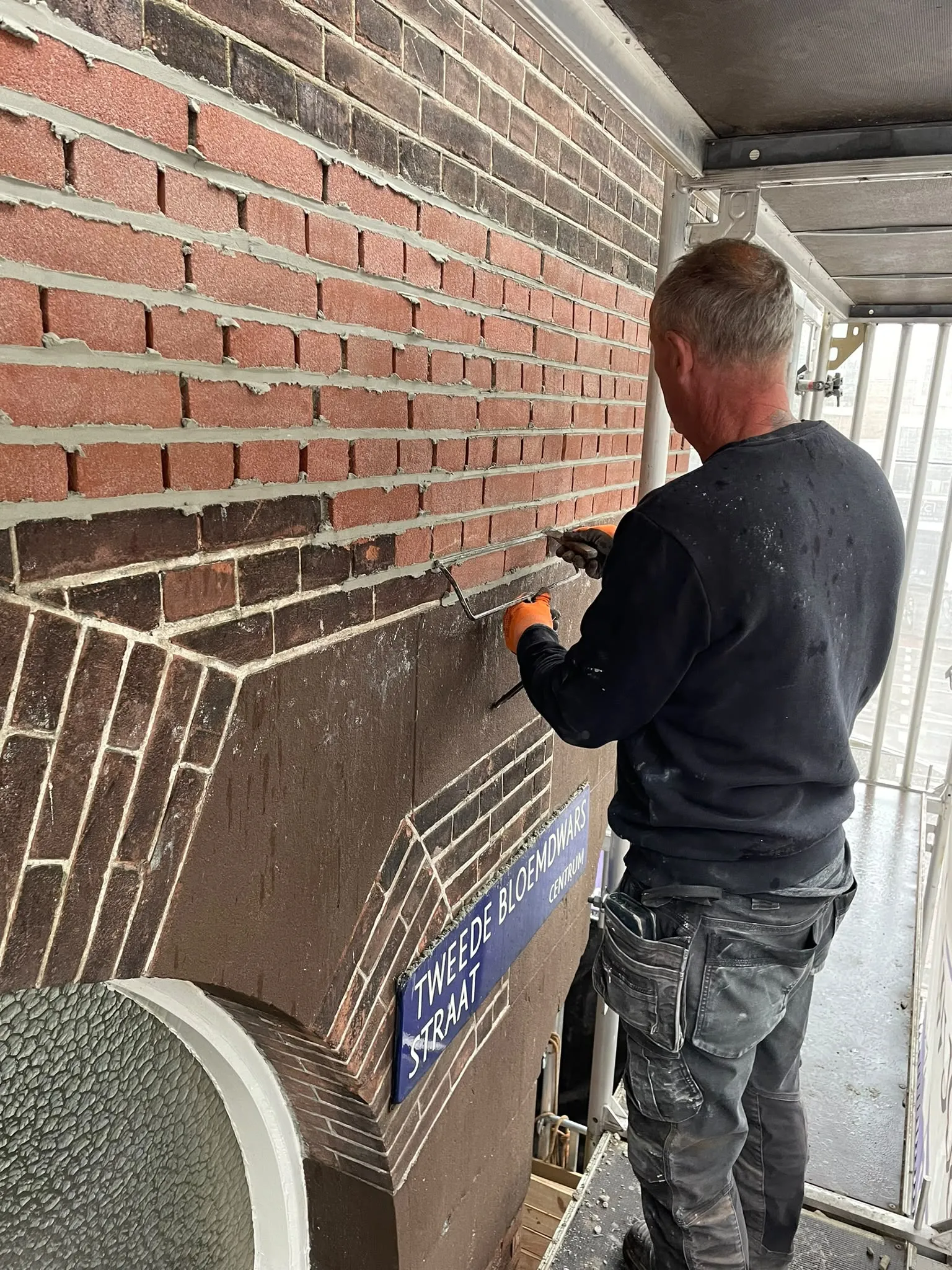 Vakman aan het werk met snijvoeg