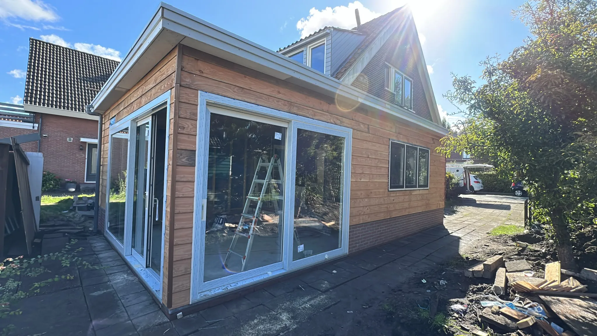 Grote glazen schuifpuien in nieuwe aanbouw